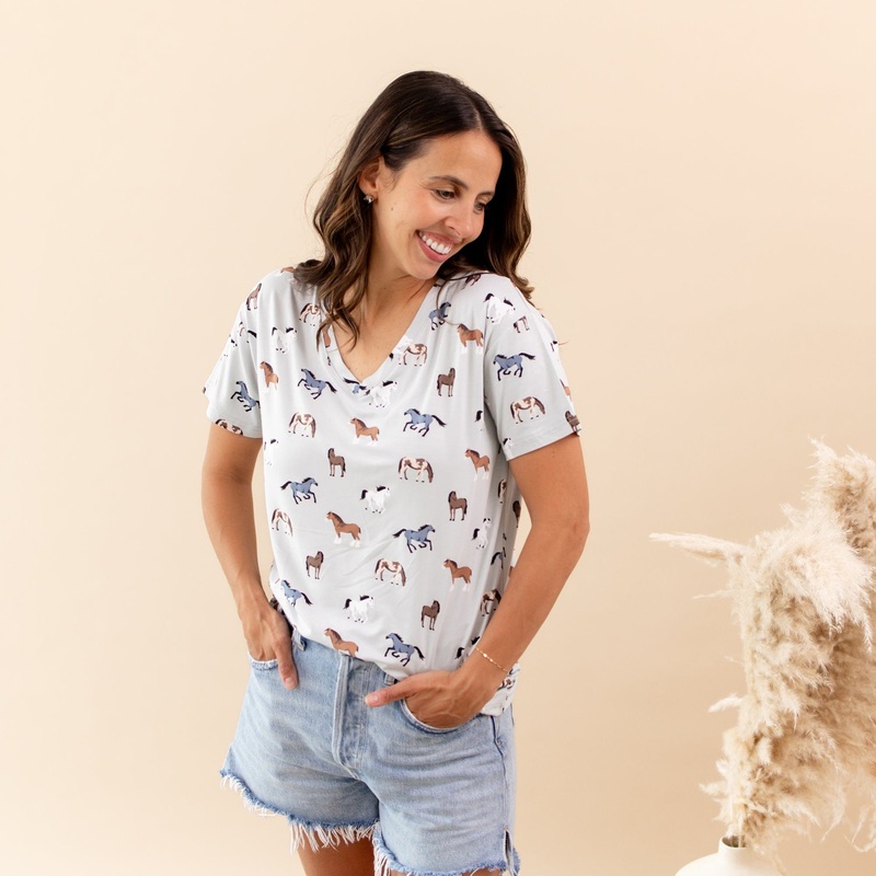 Womens Relaxed Fit V-Neck in Horse